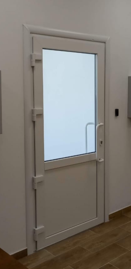алюминиевая дверь белая